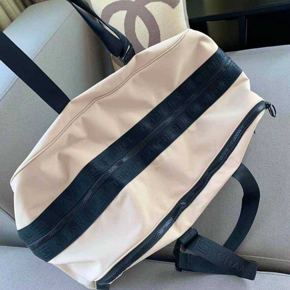 กระเป๋าเดินทาง CHANEL มีสายสะพาย งานสกรีนอย่างดีช่วงนี้ท่านใดมีการเดินทางบ่อยๆควรมีติดตู้นะค่ะ ใส่สัมภาระได้มากมายหลายอย่างเลยค่ะ จะหิ้วหรือสะพายได้หมดคร้าาา