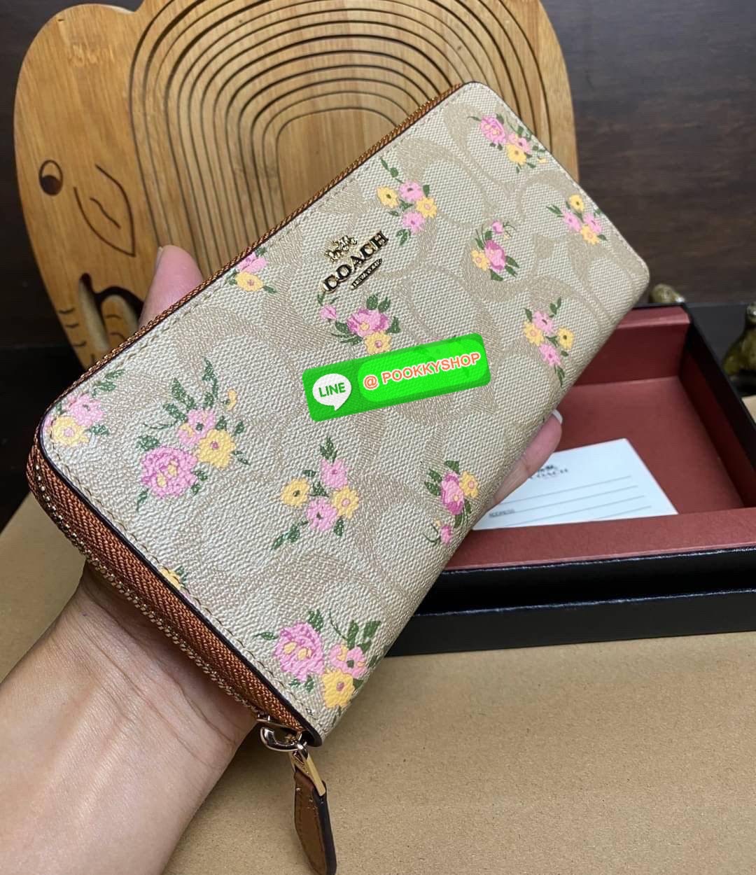 พร้อมส่ง 📌อุปกรณ์มาพร้อมกล่อง/แคร์การ์ด/ถุงกระดาษ/พวงกุญแจ COACH ACCORDION ZIP WALLET IN SIGNATURE CANVAS กระเป๋าสตางค์ใบยาว ซิปรอบ ใช้งานง่าย ด้วยฟังค์ชั้น ด้านใน ใส่บัตรได้จุใจ มีช่องซิปใส่เหรียญตรงกลาง โดนใจหลายๆคนไปเรียบร้อยและคลาสสิค เรียบหรู