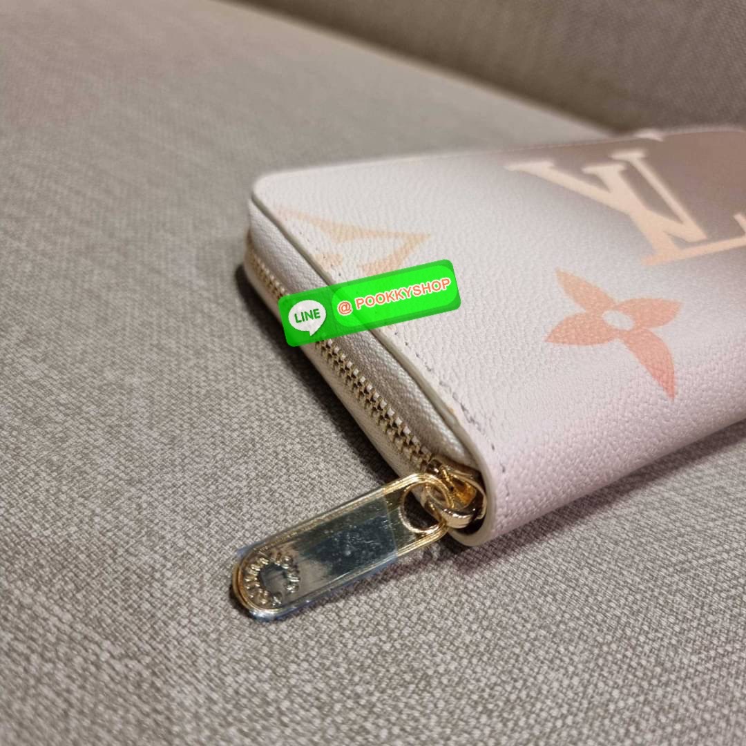NEW IN!! LV long zip wallet with gwp กระเป๋าสตางค์พรีเมี่ยมกิ๊ฟ ดีไซน์ล่าสุด หวานๆสวยๆ น่าใช้มาก ใบยาวขนาดกำลังเหมาะมือ ถือแล้วขับผิว โดดเด่นด้วยสไตล์การไล่เฉดสีโทนละมุน ดูโดดเด่นไม่เหมือนใคร วัสดุหนังแคนวาส ทนทาน เปิด-ปิดด้วยซิปรอบ ภายในมีช่องใส่บัตรเยอะ