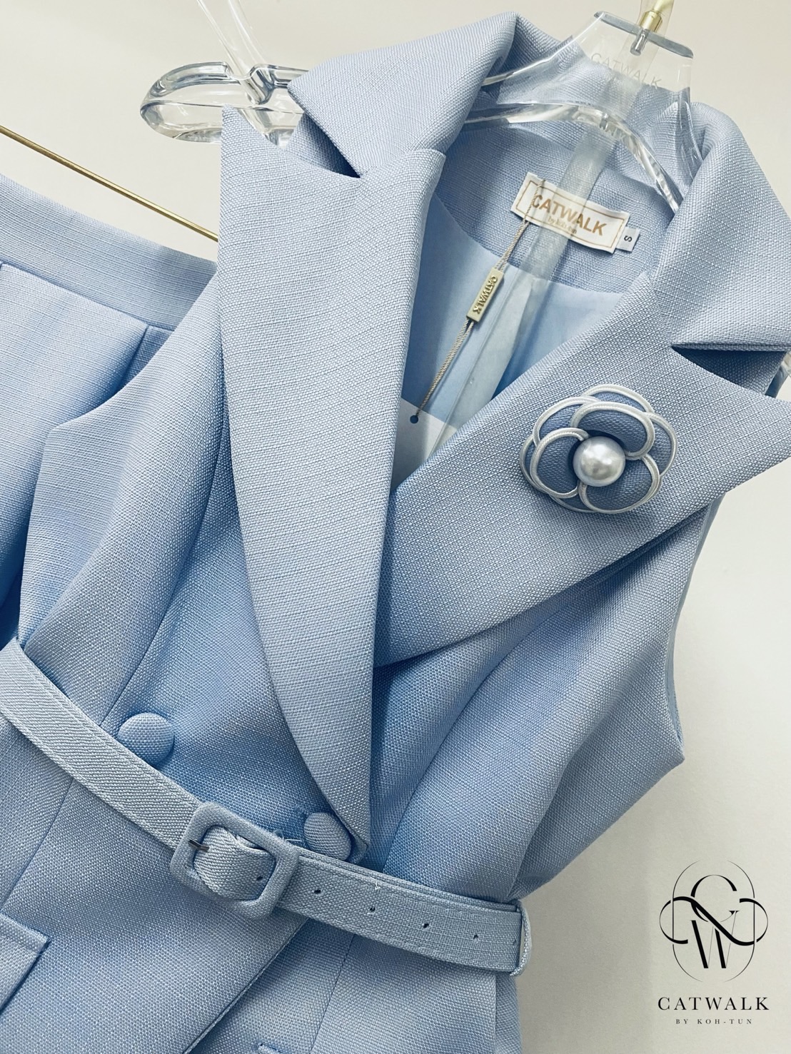 ชุดเซทแฟชั่น เซตสูทแขนกุดเข็มขัด+กระโปรงทรงย้วย เนื้อผ้าเกรดเอ ผ้าทอมีลายในตัว