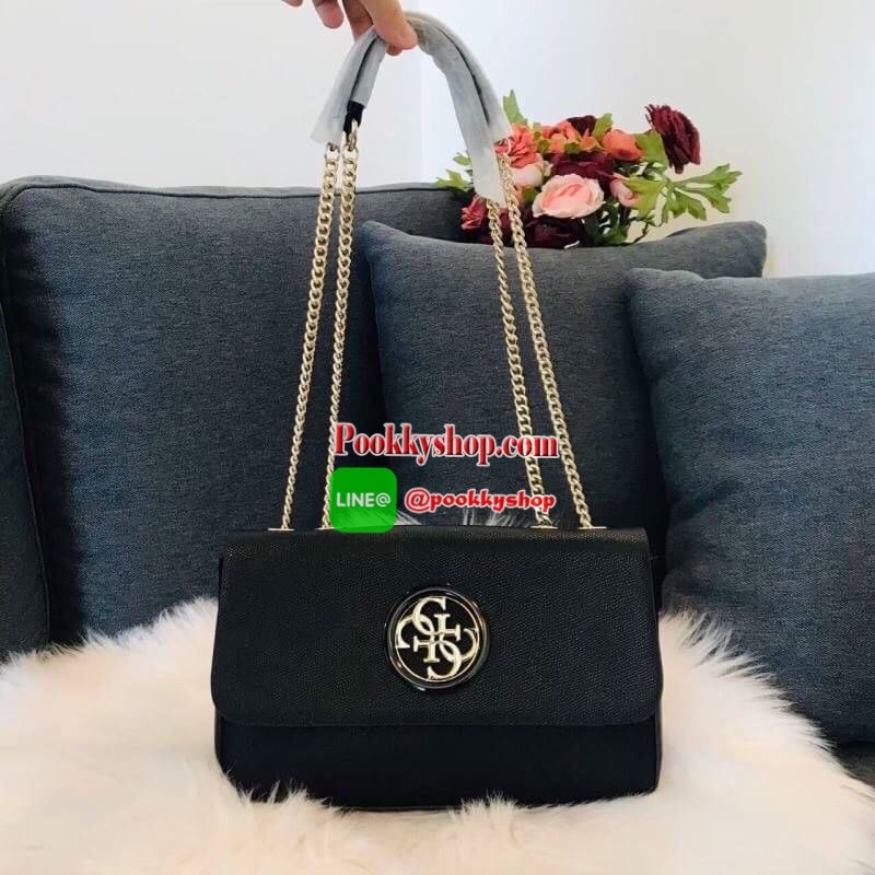 Guess Open Road Crossbody bag กระเป๋าสะพายข้างรุ่นใหม่ชนช้อปจากGuess สะพายได้ทั้งสายคู่และสายเดี่ยวในสไตล์ครอสบอดีร์ก็ได้ สายสะพายโซ่ต่อหนังไม่เจ็บบ่า วัสดุหนังsynthetic เปิดปิดด้วยกระดุมแม่เหล็ก2ตำแหน่ง ภายในใช้งานหลัก ช่องมือถือ และช่องซิป ใส่มินิไอแพค/