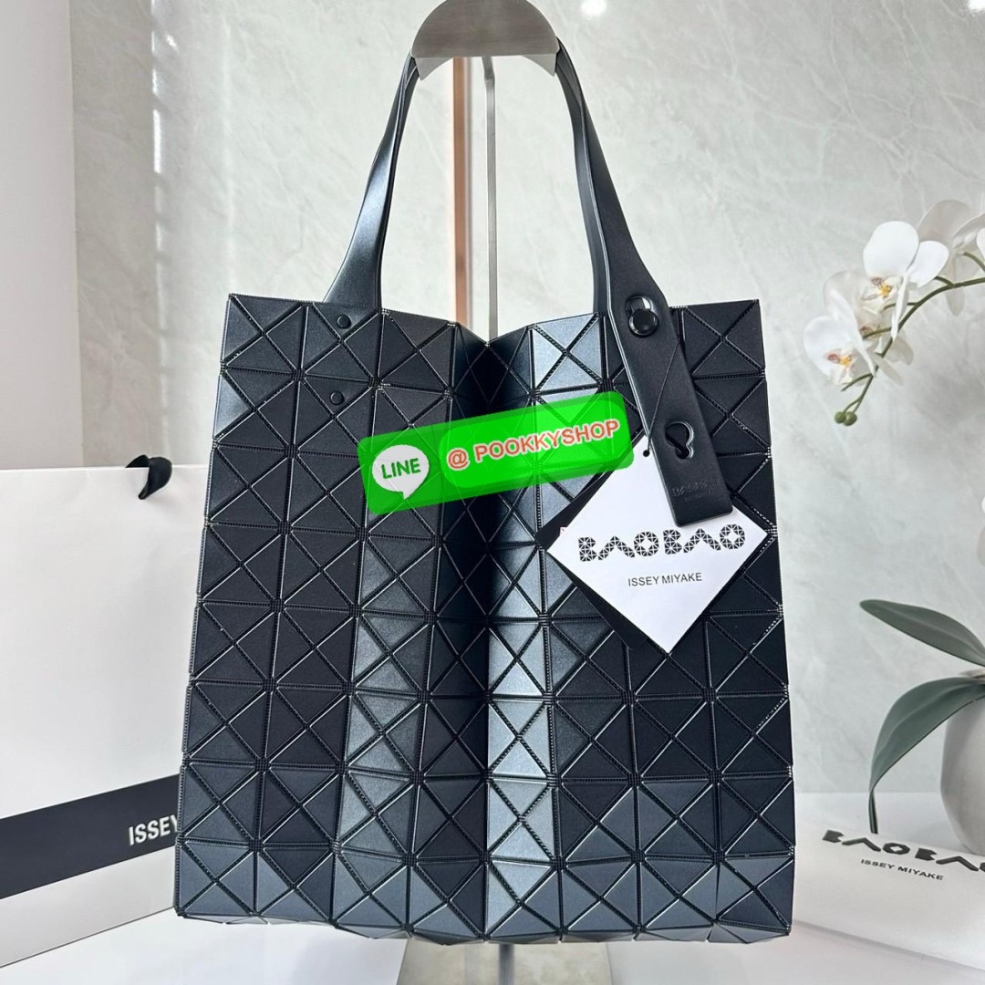 BAO BAO PRISM PLUS Handbag (Large) 🔖กระเป๋าถือจากแบรนด์ BAO BAO ISSEY MIYAKE ดีไซน์คลาสสิกทรงสี่เหลี่ยม มาพร้อมลวดลายสามเหลี่ยมที่มีมิติ 🔖วัสดุ: โพลีเอสเตอร์ ผสมหนัง 🔖 ปากกระเป๋าเปิด ซับในเป็นไนลอน มีช่องกระเป๋าด้านในและหูหิ้วกระเป