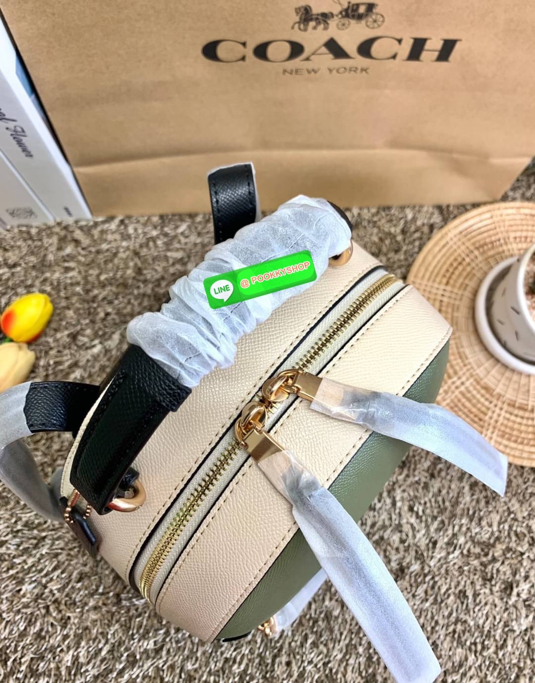 COACH JORDYN BACKPACK ((C2732//76623)) 🌹🌹ไม่มียังไงไหว ต้องบอกว่าน้องสวยมากๆค่า! กระเป๋าสะพายหลังแบบมีหูหิ้ว หนังแแท้ ลายหนังสวยน่าใช้มากค่ะ ด้านหน้ามีช่องซิปใส่มือถือหรือของจุกจิกลงไปได้ค่ะ เปิด-ปิดกระเป๋าแบบซิปคู่ห้อยหนัง ภายในกว้างใส่สั
