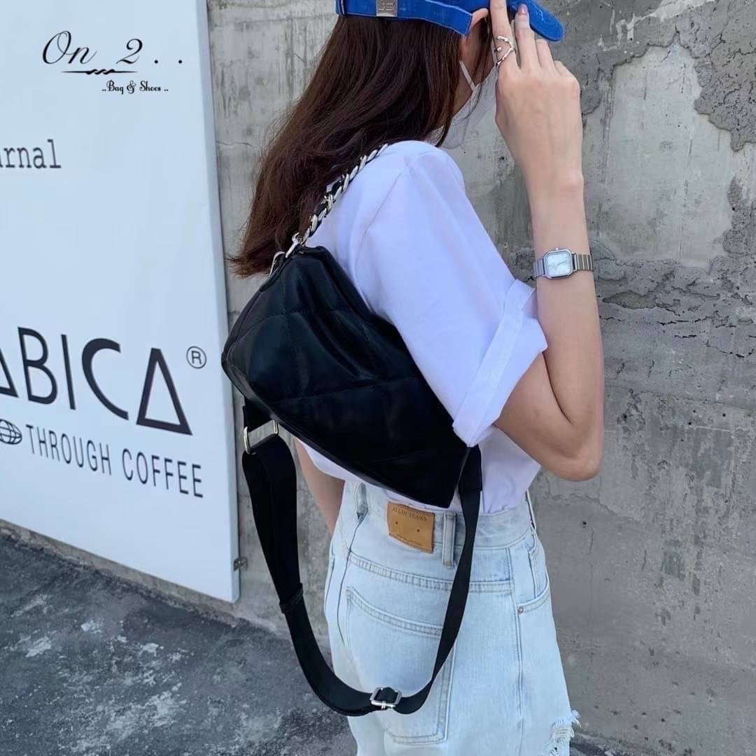 🇰🇷Korean style crossbody bag🇰🇷 🔹กระเป๋าสะพายข้าง หนังพียู 🔹PU Leather crossbody bag 🔹ตัวกระเป๋าเดินด้ายสีดำ เย็บตาราง 🔹สายสั้นเป็นสายโซ่ร้อยหนัง 🔹สายยาวผ้า ปรับความยาวได้ 🔹อะไ