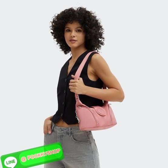 Kipling Syro Shoulder bag กระเป๋าในสไตล์มินิมอล แต่สามารถใส่สิ่งของได้ครบครัน มีทั้งช่องซิปภายในและนอก น้ำหนักเบา มีสายสะพายครอสบอดี้ได้