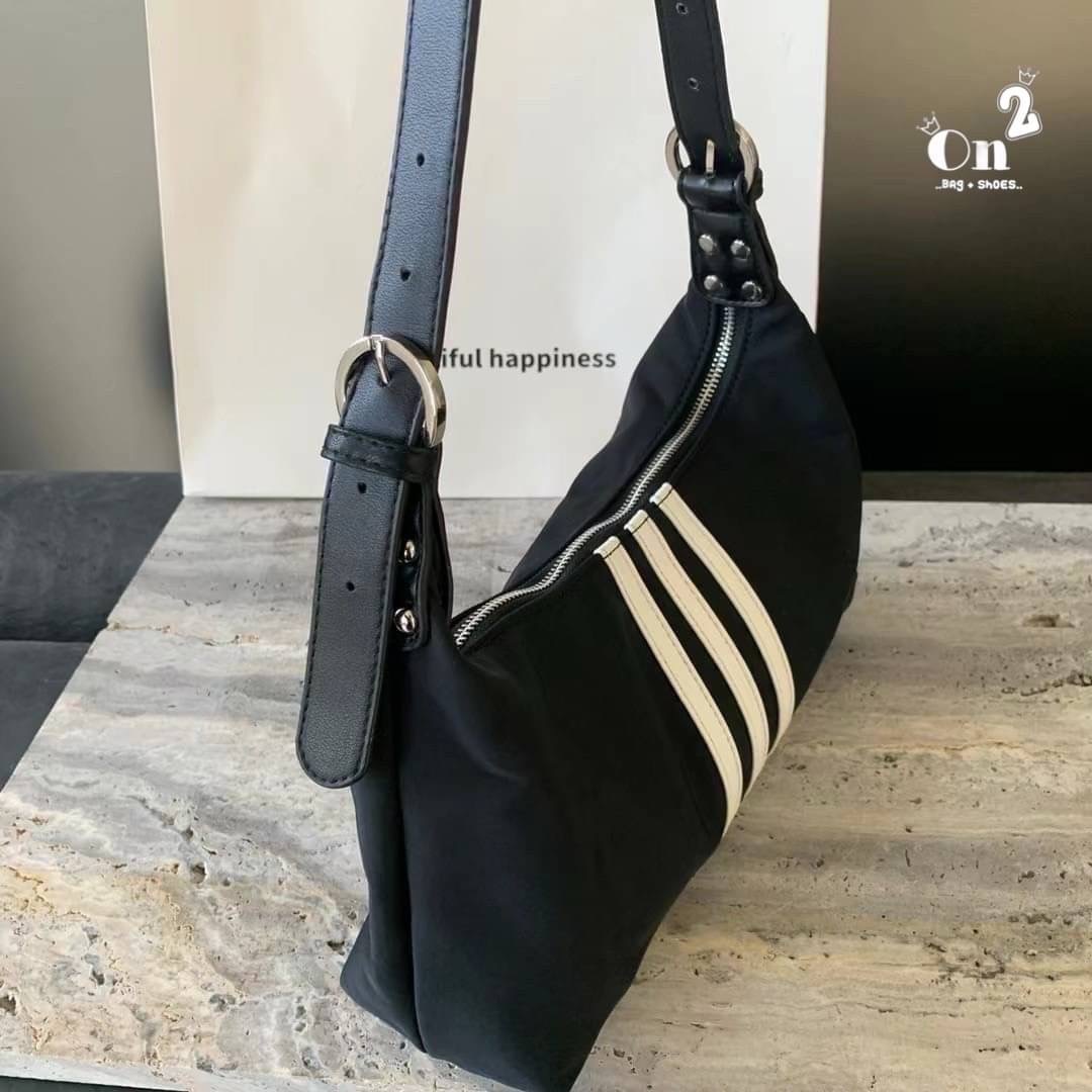 Adidas Style Nylon Shoulder Bag กระเป๋าผ้าไนลอน ขนาด 14นิ้ว น้ำหนักเบาใส่ของได้เยอะ รุ่นนี้สะพายขึ้นไหล่น่ารัก ด้านบนเป็นซิปค่ะ มีสายสะพายข้าง ปรับความยาวได้