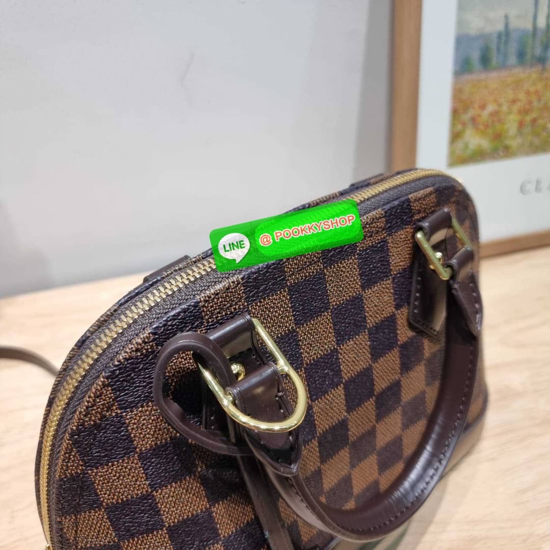 HOT ITEM!! LV Alma bag กระเป๋าทรงโดมสุดฮิต ที่สาวๆตามหา สวยสะพายขับผิว อัพลุคไฮน์ที่สุด ขนาดกำลังดี วัสดุหนังแคนวาส สลับหนัง cowhide เรียบ ดูหรู หูจับในตัวทำให้ใช้งานได้สะดวก และมีสายครอสสะพายข้างให้ เปิด-ปิดด้วยซิป มีกุญแจล็อคได้ ภายในโล่งกว้าง ใส่ของสำค