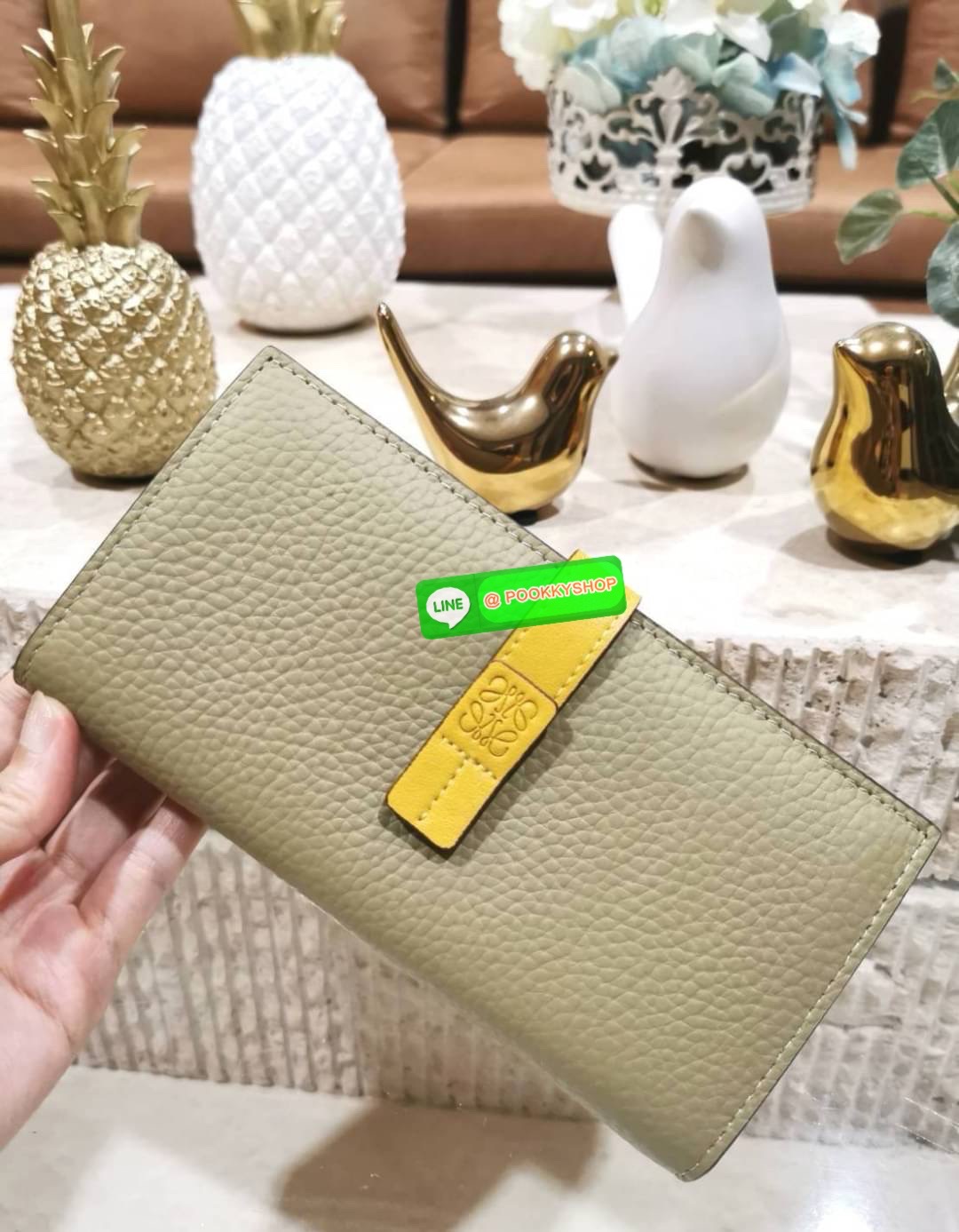✴️Don't Miss!✴️NEW! LOEWE LONG WALLET BAG VIP GIFT WITH PURCHASE-GWP กระเป๋าพรีเมี่ยมกิ๊ฟ Limited จาก LOEWE DUTYFREE COUNTER วัสดุหนังแท้เทคเจอร์สวยอยู่ทรงปั้มโลโก้แบรนด์ด้านหน้าเปิดปิดด้วยกระดุม ภายในมีช่องใส่ธนบัตรหลายช่อง ช่องหลักสาม