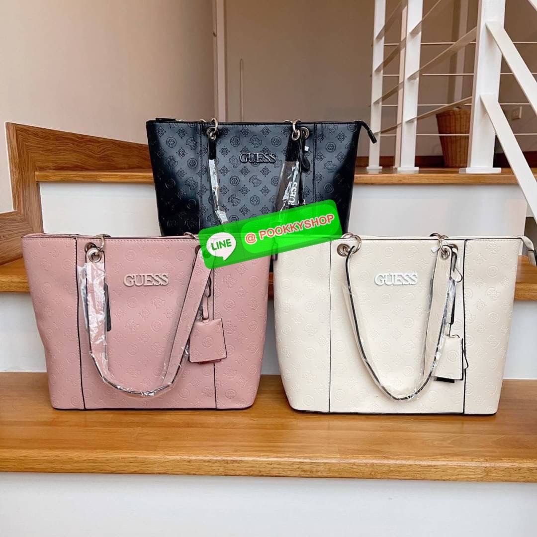 Guess กระเป๋าทรงช้อปปิ้ง หนังดี ปั๊มลายโลโก้แบรนด์รอบใบงานสะพายไหล่ เปิดปิดด้วยซิป มีหมุดรองฐาน ด้านในซับในแบรนด์อย่างดี