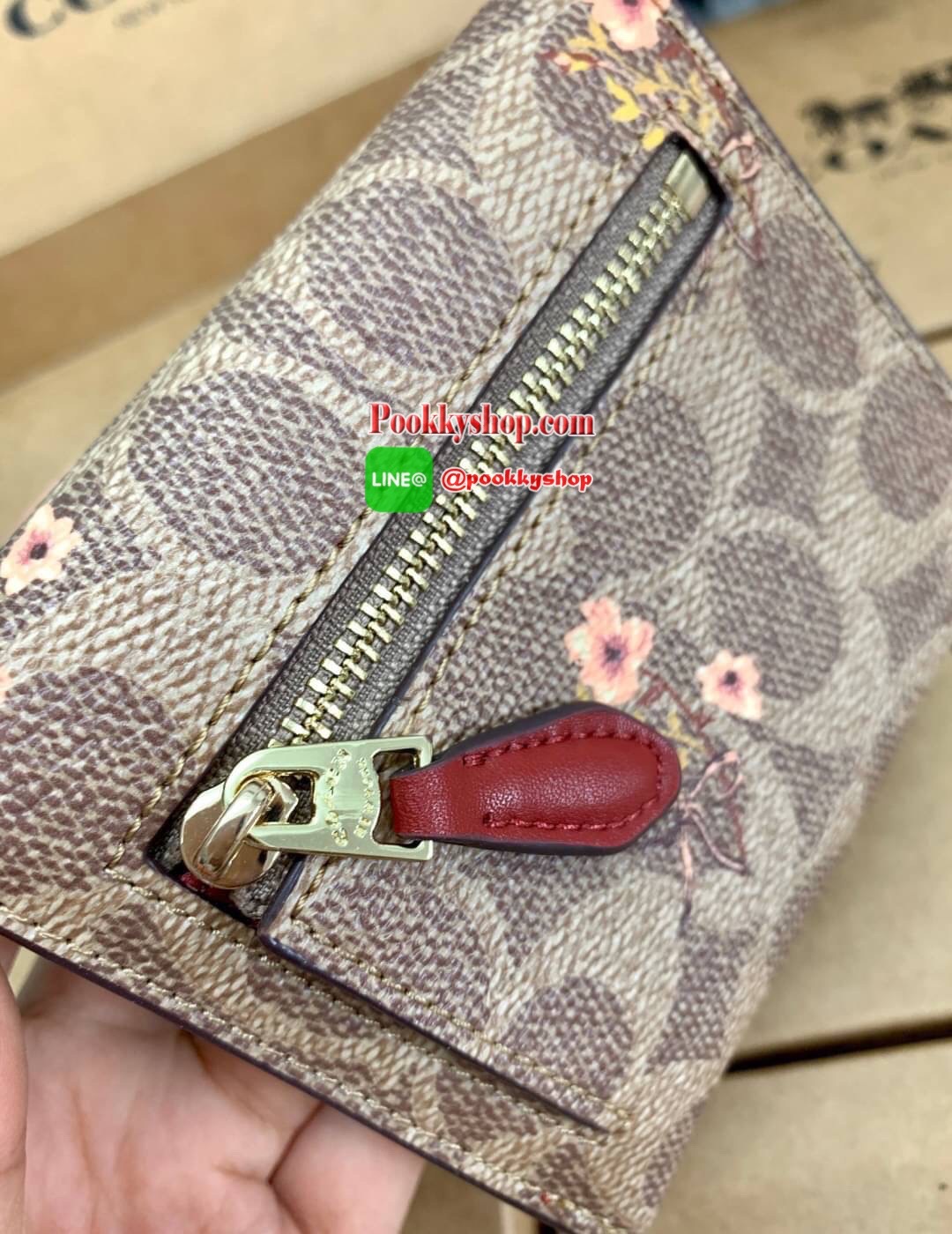 New in COACH SHOT WALLET BAG กระเป๋าสตางค์ใบสั้น วัสดุหนังแกะสวย ขนาดกำลังดี เปิดปิดกระเป๋าแบบกระดุม ข้างในมีช่องใส่ธนบัตรตามยาวได้ ช่องใส่บัตรต่างๆได้ถึง9ใบค่ะ พร้อมช่องซิปด้านหลังใส่เหรียญหนึ่งช่องค่ะ เป็นอีกรุ่นที่น่าใช้มากๆ สินค้าพร้อมส่งที่ไทยนะค่ะ