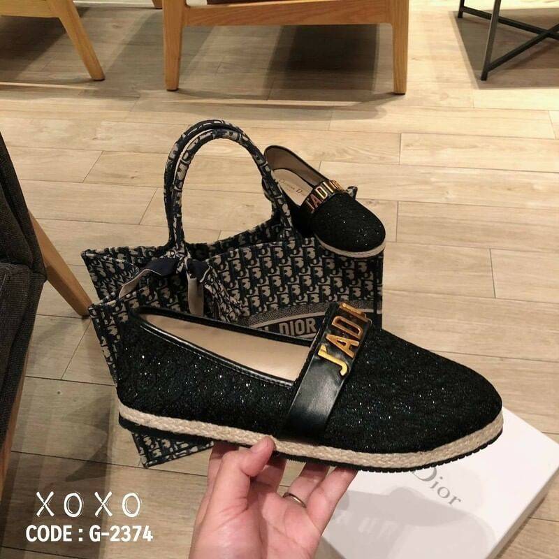 สินค้าพร้อมส่ง พื้นตีแบรนด์ : Dior กล่องน้ำตาลเรียบ ไม่มีอปก. คัชชูผ้าลูกไม้นุ่ม ใส่สบาย งานแบรนด์ ด้านหน้า กว้าง คาดอะไหล่สีทอง หนา อย่างดี สวย หรู