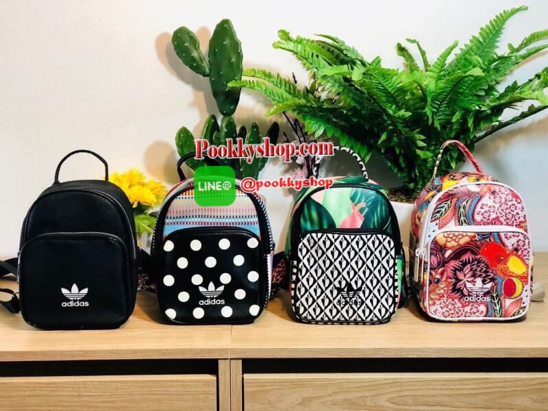 ADIDAS MINI BACKPACK กระเป๋าเป้หรือสะพายหนังPu คุณภาพดี สไตล์ Sport ขนาดมินิ น้ำหนักเบา ด้านหน้ามีโล้โก้และช่องซิป เปิดปิดด้วยซิปสะดวกใช้ หัวซิปแบรนด์ ภายในมีช่องใส่ของ หูจับถนัดมือ สายสะพายปรับได้ตามต้องการ สามารถสะพายเป็นเป้ หรือกระเป๋าสะพาย Crossbody ใ