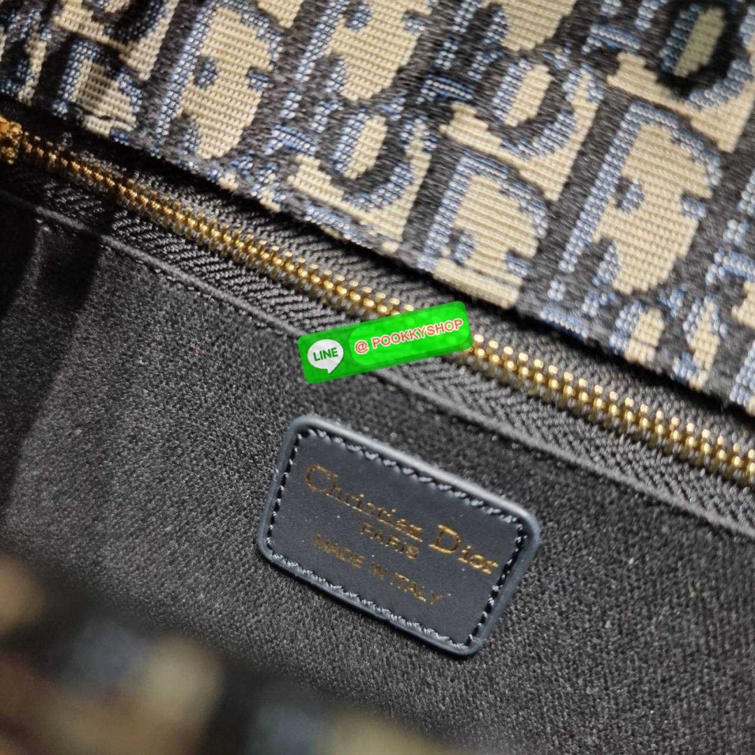 CD 30 MONTAIGNE BAG 🔆 Details กระเป๋าสะพายข้างสุดฮอต จากเคาน์เตอร์ dutyfree ที่สาวๆต้องไม่พลาด ทรงสวยมีกิมมิคในตัว ดูแพง ดีไซน์ย้อนยุคเป็นเอกลักษณ์ เปิด-ปิดด้วยอะไหล่กดล็อคแน่นหนา ใช้งานง่าย ด้านหลังมีช่องใส่ของจุกจิกได้ ภายในเป็นช่องโล่ง ใส่ของสำ