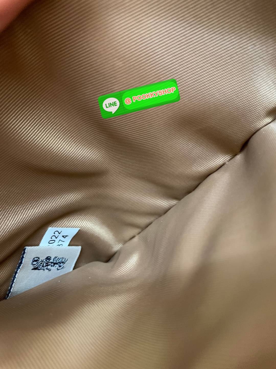 COACH TECH WALLET IN COLORBLOCK SIGNATURE ((C2874)) ✔️กระเป๋าเงินใบยาว หนังแท้ พร้อมสายคล้องมือในตัวค่ะ ✔️เปิดปิดด้านหน้าแบบฝากระดุม ภายในมีช่องใส่ธนบัตร2ช่อง ;สามารถใส่มือถือ iphone 10 xs max ได้เลยค่ะ ✔️มีช่องเสียบธนบัตร7ช่อง;พร้อมช