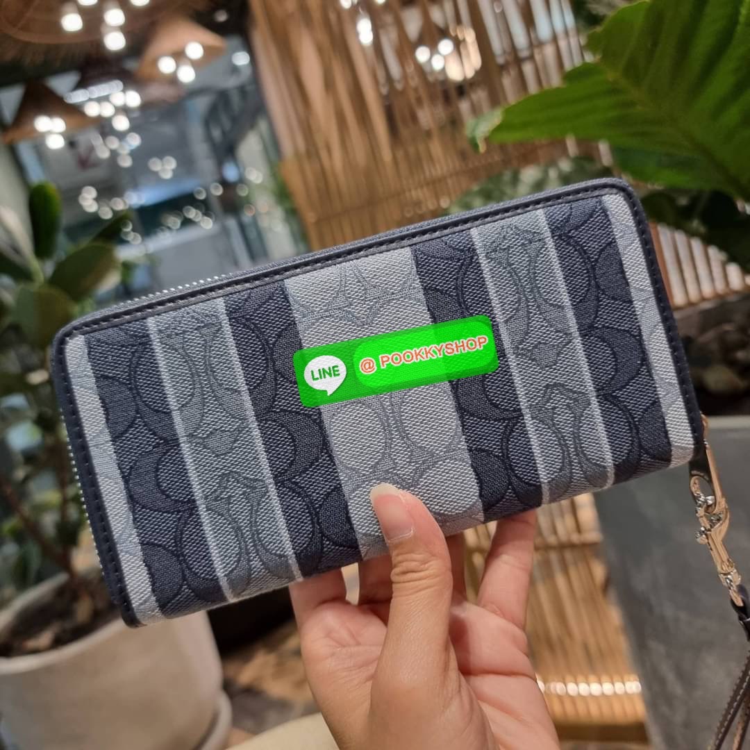 COACH C8313 LONG ZIP AROUND WALLET WITH SIGNATURE JACQUARD WITH STRIPES พร้อมเสิร์ฟความเลิศหรู ใหม่ล่าสุด กระเป๋าสตางค์ใบยาวกึ่งคล้องมือ ดีไซน์ผู้ดี๊ผู้ดี รุ่นขายดี ถือใช้คือขับผิวสุด!! วัสดุผ้า jacquard ลวดลายดูแพง มาพร้อมสายคล้องมือ ถอดออกได้ ภายในใส่บั