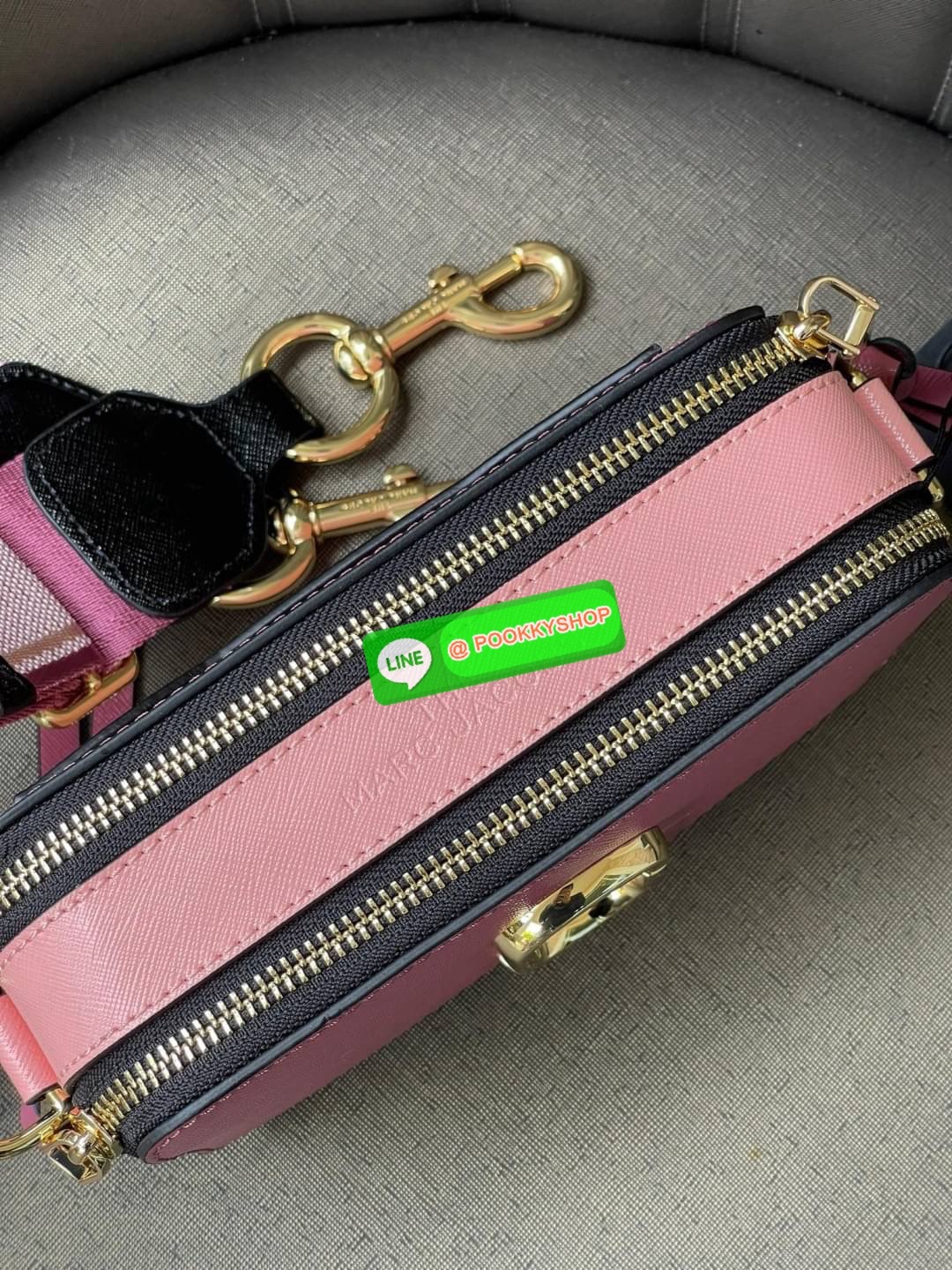 💕 Marc Jacobs Snapshot Bag กระเป๋าแบรนด์ดังจากสัญชาติอเมริกัน นับได้ว่ารุ่นนี้เป็นรุ่นทรงฮิตของ marc jacobs เลยทีเดียว โดยด้านหน้ากระเป๋าจะเป็นโลโก้แบบโลหะที่เป็นสัญลักษณ์ของแบรนด์นี้ มาพร้อมสายสะพายที่จะสะพายยังไงก็ดูโดดเด่น เพราะขนาดใหญ่ที่สกรีน