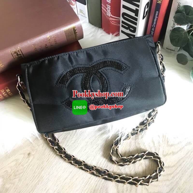 ไอเท็มแนะนำ! รุ่นใหม่ล่าสุด Chanel Cosmetic Cluth Bag With Chain กระเป๋าถือหรือสะพายพรีเมี่ยมเเท้จาก Chanel Cosmetic Counter VIP Gift วัสดุ Nylon&Polyester 100% สีดำประดับโลโก้แบรนด์วิ้งๆสวยหรูดูดี เปิดปิดด้วยซิป หัวซิปแบรนด์อะไหล่ทอง ซับในสกรีนโลโก้ ภายใ