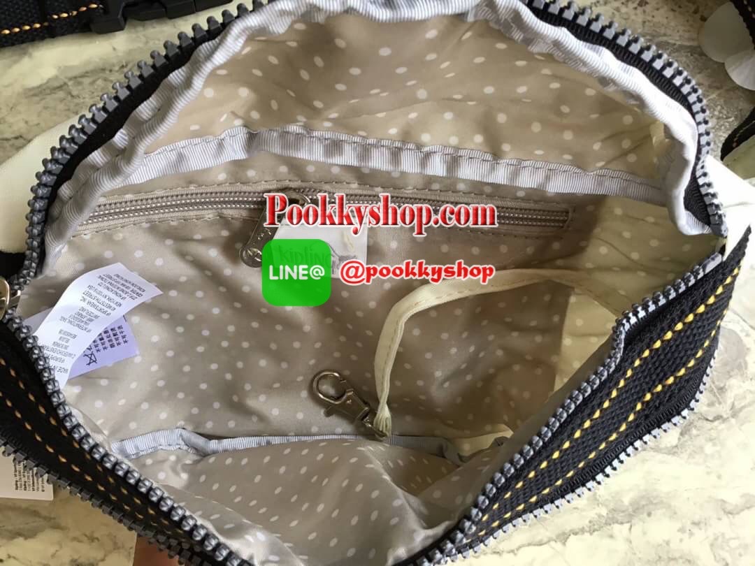 กระเป๋าคาดอกหรือคาดเอว KIPLING YASEMINA Fanny Pack วัสดุด้านนอก Nylon +polyester วัสดุกันน้ำ ด้านหน้ามี 2 ช่องใช้งาน แยกเป็นสัดส่วน ใส่มือถือได้ กระเป๋าเงินใบยาว พร้อมสายคล้องพวงกุญแจ และ พวงกุญแจลิงสัญลักษณ์แบรนด์ สายสะพายเลื่อนปรับความยาวได้ สีสันสดใส น