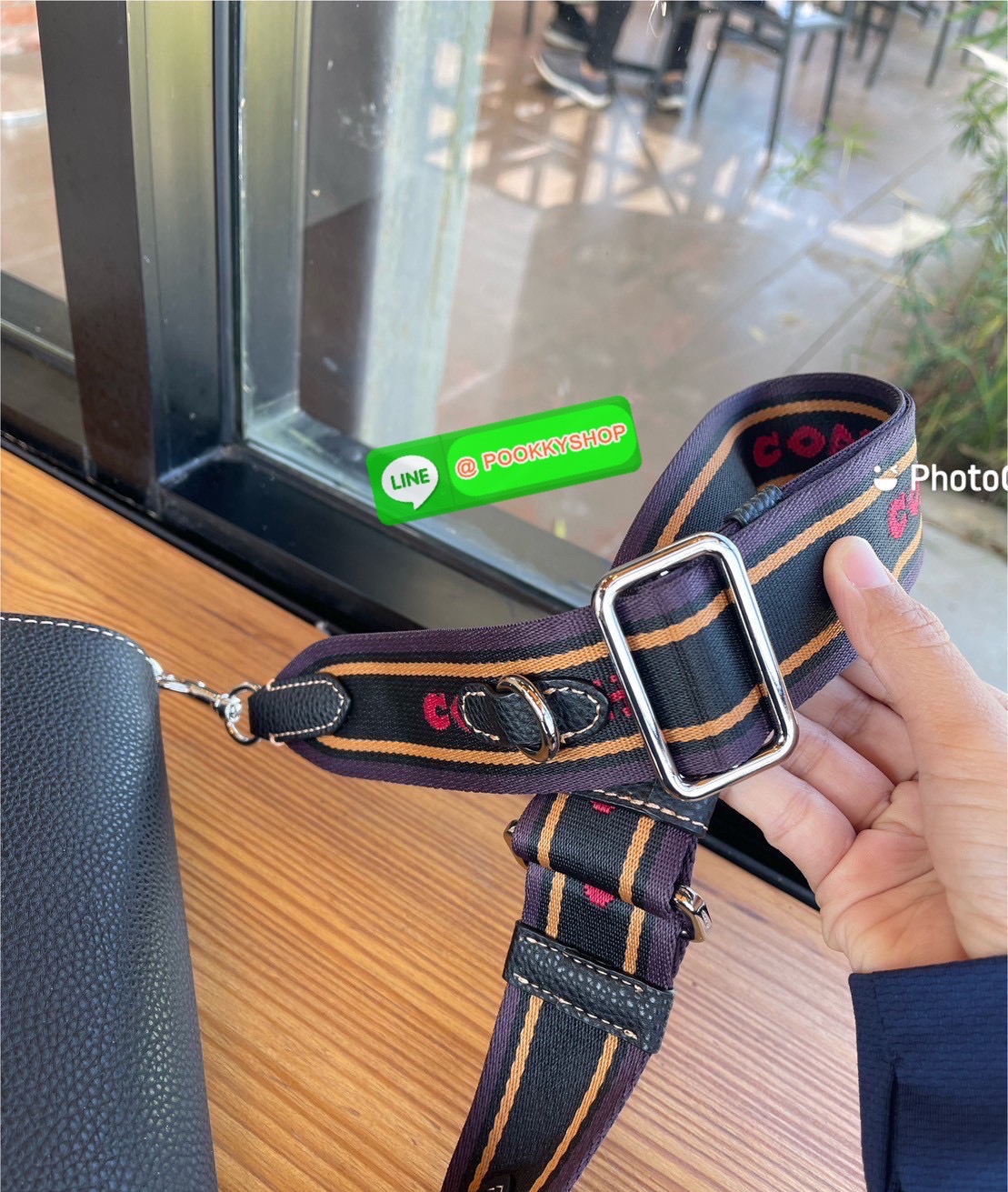 COACH CH483 – Camera Bag Strap Logo สุดจี๊ด รุ่นยอดนิยม โดดเด่นด้วยสายสะพายผ้าแถบโลโก้ COACH สีน้ำตาล -ดำ สะดุดตาไม่ซ้ำใคร! ดีไซน์ทรงกล่องกระทัดรัด ใส่มือถือ กระเป๋าสตางค์ และของใช้ประจำวันได้ครบ วัสดุ Signature coated canvas + หนังแท้ มาพร้อมฮาร์ดแวร์ทอง