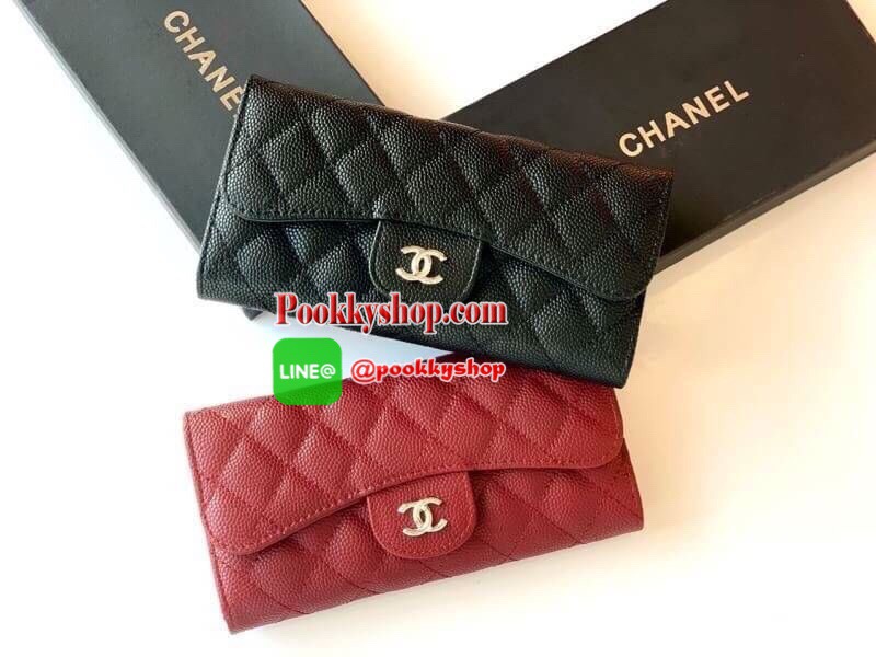 มาพร้อม ถุงผ้า กล่อง และ ถุงกระดาษ Chanel หนังคาเวียร์ สวยอยู่ทรงด้านหน้าประดับโลโก้แบรนด์สวยน่าใช้ เป็นกระเป๋าทรงยาวสามพับ ดูดีมีระดับใช้ได้ทุกโอกาส มีช่องใส่เยอะใธนบัตร2ช่องใส่บัตร12ช่อง และช่องซิปในอีก 1 ช่อง ปิดด้วยกระดุมแม่เหล็ก