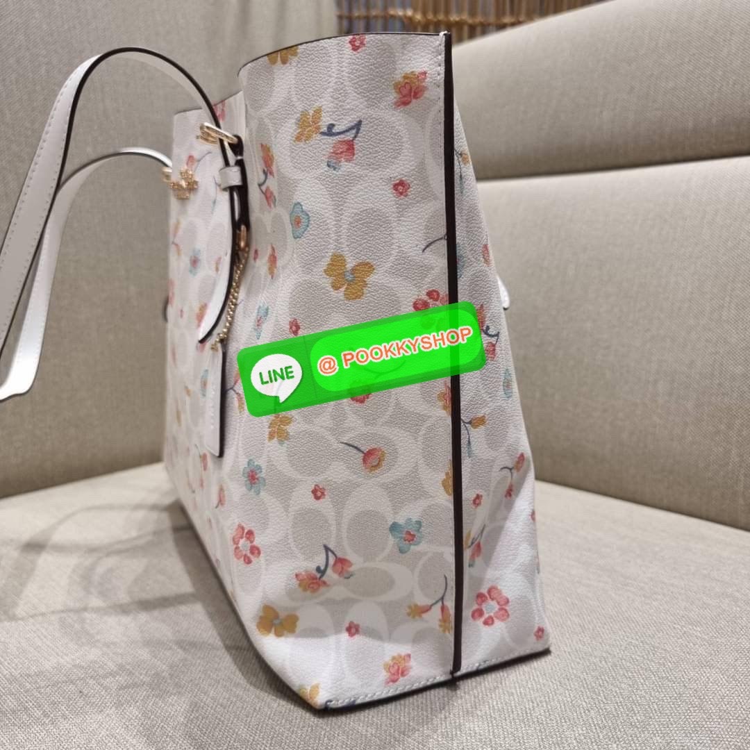 COACH C8612 MOLLIE TOTE IN SIGNATURE CANVAS WITH MYSTICAL FLORAL PRINT กระเป๋าทรงโท้ท ใบใหญ่จุใจ สวยคุ้มค่าดีไซน์ใหม่ น่าใช้ที่สุด วัสดุหนังแคนวาส หูสะพายในตัว ปรับได้อีกเล็กน้อย ภายในโล่งกว้างมาก มีช่องซิปแยกให้ ใบนี้สามารถใส่เสิ้อผ้าไปเที่ยวแบบ short va