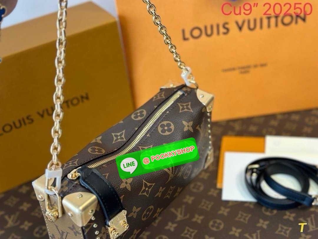 LV Slim Trunk Monogram Canvas Bag กระเป๋าสะพายทรงสลิม สุดยอดไอโคนิค ทรงสวย สวยมีเสน่ห์ แต่งหมุดเพิ่มร็อคแอนด์โรลด์ตามสไตส์แบรนด์ โดดเด่นด้วยหมุดเข้ามุม คล้องแขนคล้องไหล่เก๋ๆ หรือสะพายข้างชิคๆ พร้อมตอบรับได้ทุกลุค ทุกสไตล์ไปเลยจ้า