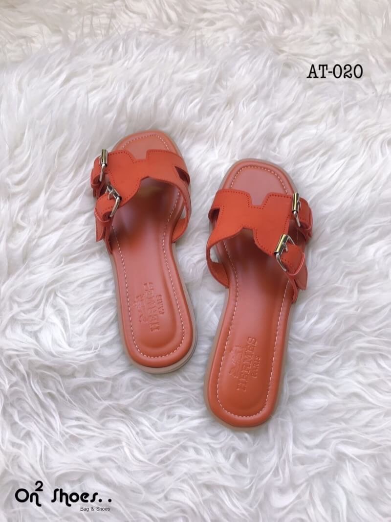 Hermès sandal เข้าแล้วค่ะ..แตะ Hermès รอบนี้หนังดีเวอร์ พื้นปั้มแบรนด์ปั้มนูนชัดแจ๋ว พื้นนิ่มใส่สบาย สวยเบอร์แรงรอบนี้ห้ามพลาดเลยจ้า **รูปสินค้าถ่ายจากงานจริง