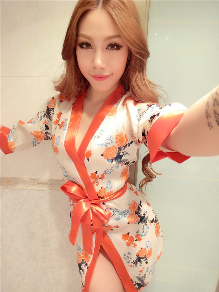 ชุดยูกาตะ กิโมโน เสื้อคลุมญี่ปุ่น ชุดกิโมโนสั้น ลายดอก พื้นขาวมุก แต่งขอบชายเสื้อและปลายแขนสีแดง พร้อมสายผูก และชุดชั้นในแบบบิกินี่ พร้อมG -string ลายดอกเข้าชุด