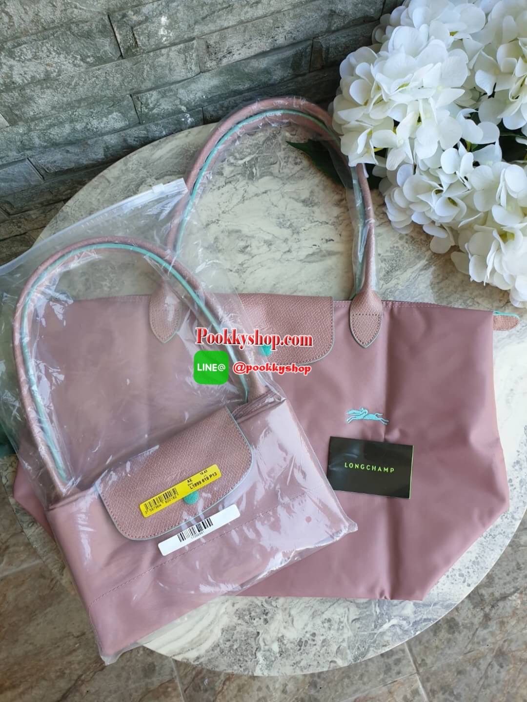 Longchamp Le Pliage Club Tote Bag Size L หูยาว วัสดุเนื้อผ้า Nylon Canvas เคลือบกันนำ้ ตัดด้วยหนังแท้ที่มีน้ำหนักเบา ดีไซน์เรียบง่ายแต่เต็มไปด้วยความคลาสสิก จนเป็นที่ชื่นชอบไปทั่วโลก Longchamp ปรับโฉม LE PLIAGE ด้วยการปักลายรูปม้า-ตราสัญลักษณ์ของแบรนด์บนผ