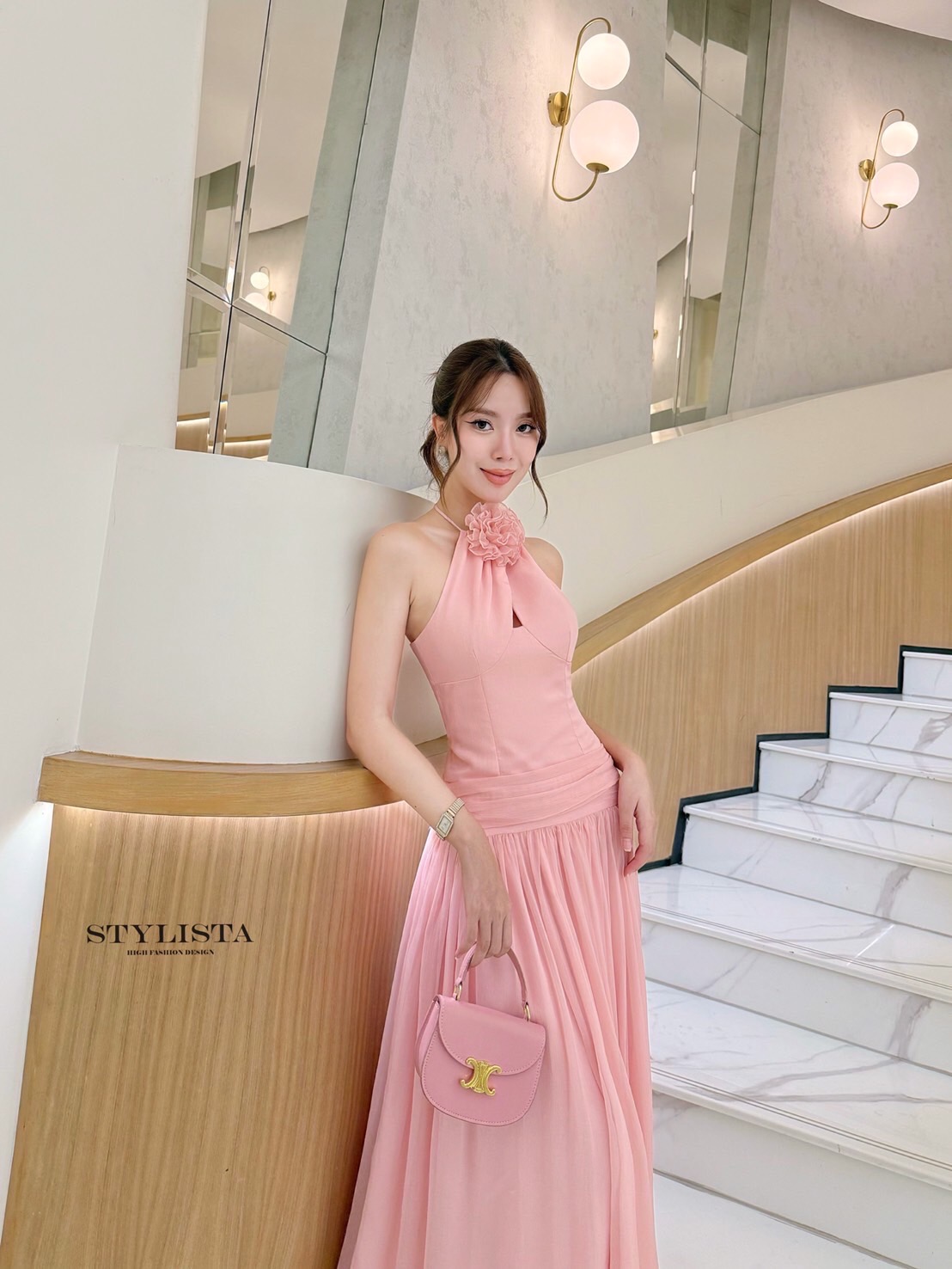 เดรสแฟชั่น เดรสยาวโทนพีชหวาน ดีไซน์เก็บเอว พร้อมดอกกุหลาบคอผูกสุดละมุน