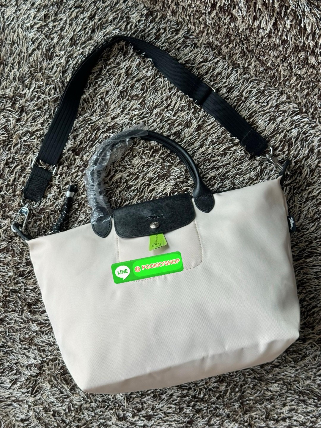 Large Longchamp LE PLIAGE ENERGY L HANDBAG LE PLIAGE รีไซเคิล ECONYLสไตล์สปอร์ต ทันสมัย และใช้งานได้จริง น้ําหนักเบา กระเป๋าใบนี้เป็นเครื่องประดับที่มีเสน่ห์ในอุดมคติที่จะติดตามคุณในทุกกิจกรรมยามเย็นของคุณ มาพร้อมกับสายสะพายไหล่ปรับได้ สามารถพกพาได้ ทั้งแ