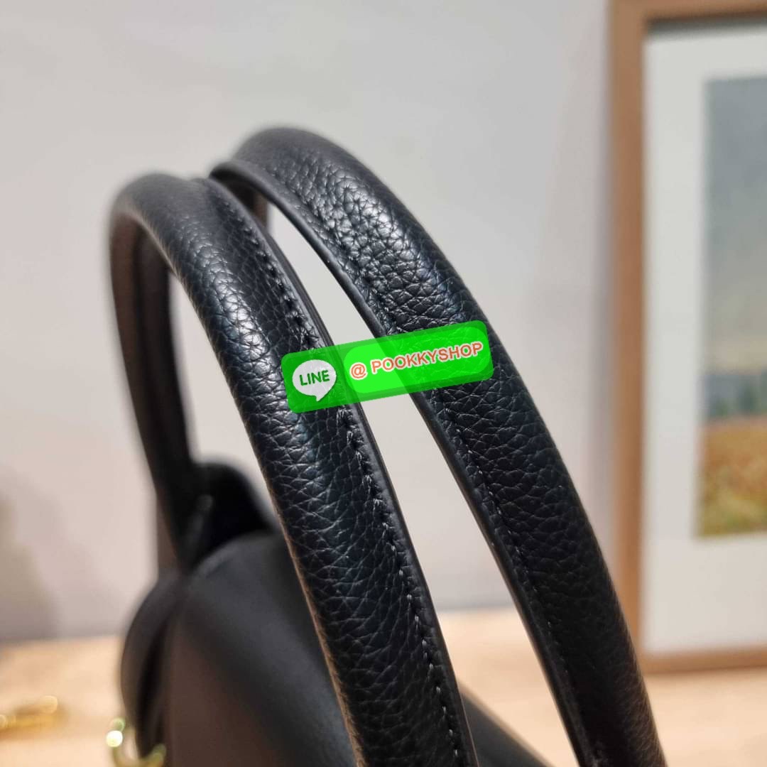 Hot item Prada leather bag กระเป๋าถือ/สะพายล่าสุด จากเคาน์เตอร์ dutyfree ที่ดีไซน์เรียบหรู หนังวัวฟอกสี สวยคมชัด เต็มไปด้วยดีเทลน่าใช้ สายคล้องไหล่ที่สามารถถอดออกได้ เพื่อใช้สายยาวสะพายข้างเส้นเดียว หรือจะใส่ไว้ทั้งคู่ก็อัพเกรดลุคดูแพงได้ ปากกระเป๋ามีฝากร