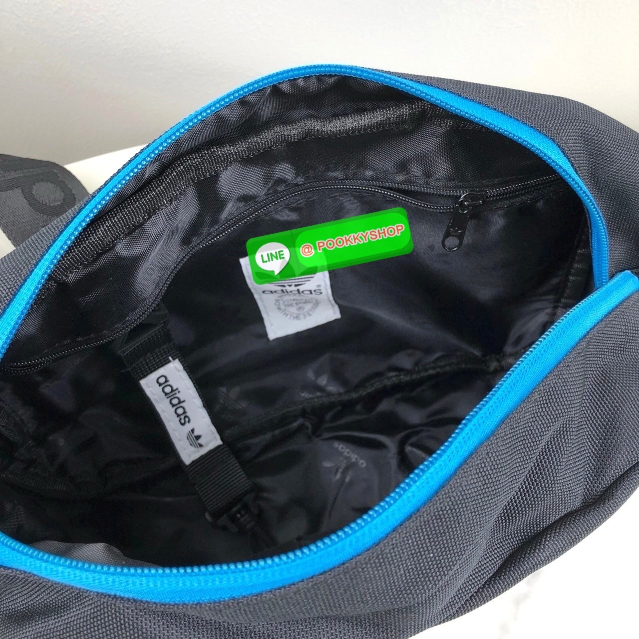 กระเป๋าสะพายคาดอกหรือคาดเอว Adidas ด้านหน้ามีช่องซิป 1 ช่อง ด้านข้างสามารถปรับขยายทรงได้ค่ะ ด้านบนเปิด - ปิดซิปคู่ ภายในโล่งและมีช่องซิป 1ช่อง ด้านหลังมีช่องซิปอีก 1 ช่องค่ะ หูจับสูง 9 cm สายสะพายปรับได้ Free Size