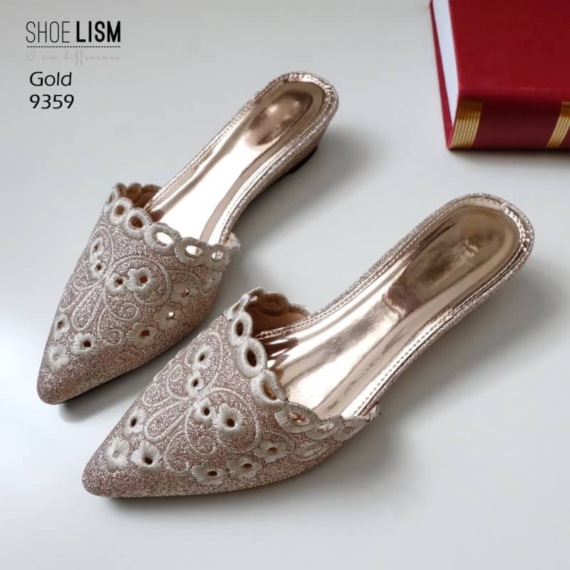 รองเท้าหน้าเรียว เสริมส้นนิดๆ ฉลุลาย ปักงานละเอียดสวยมาก ทรงซาร่าห์ รุ่นนี้หมดไว อย่าช้านะคะ ใส่ละเท้าเรียวยาวเฝ่อ