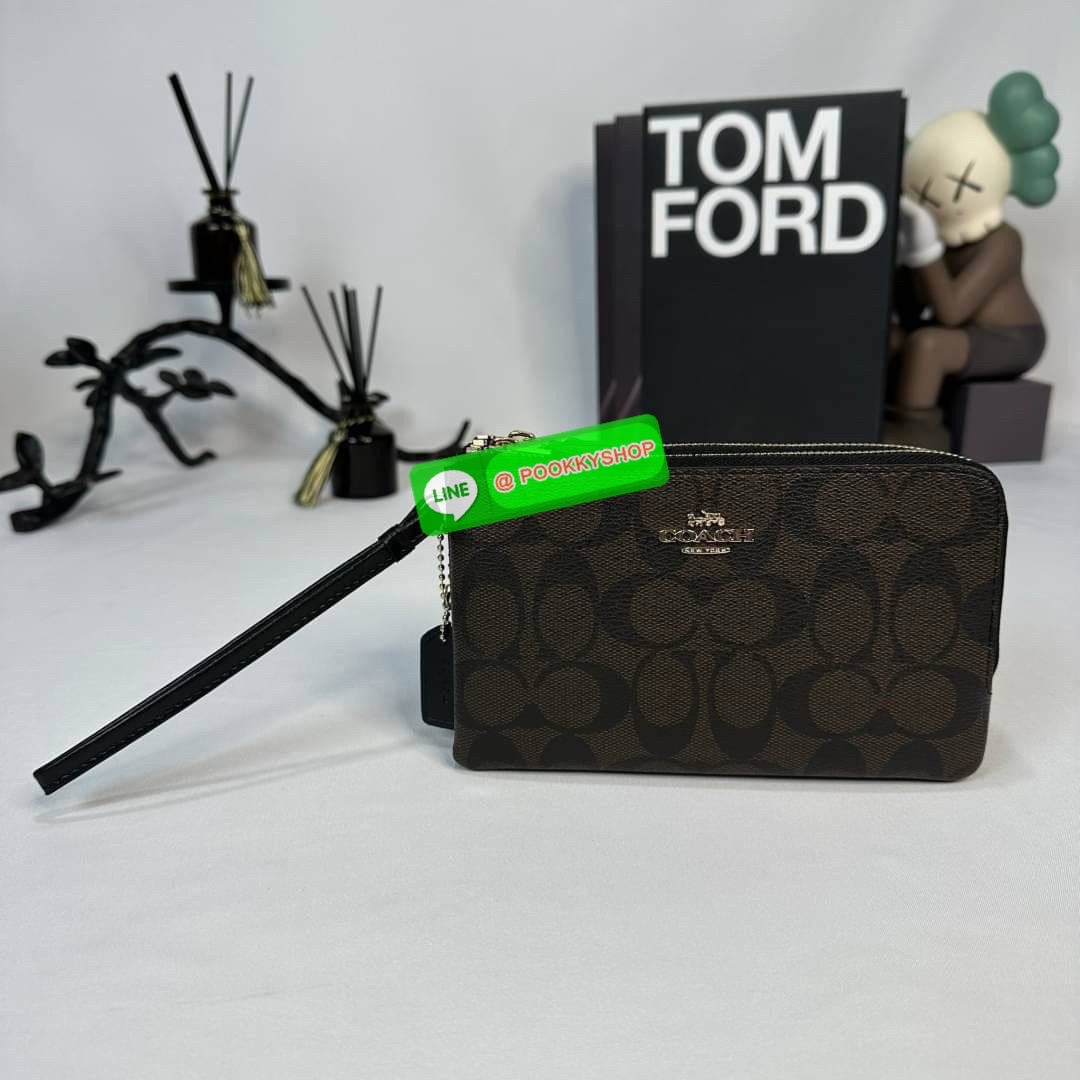 กระเป๋าคล้องมือ COACH 87591 DOUBLE CORNER ZIP WRISTLET IN SIGNATURE CANVAS (COACH 87591 ） กระเป๋าคล้องมือ2เซิปใหญ่ ลายCหนังและ ด้านในเป็นผ้า แบ่งเป็นช่องเล็กๆใส่เหรียญใส่แบงค์ใส่บัตร แล้วแต่จะใส่มีหลายช่อง ใส่โทรศัพท์ได้ทุกรุ่นพร้อมสายคล้องมือ