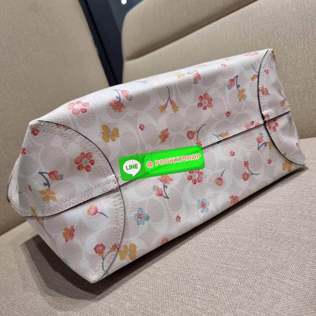 COACH C8614 CITY TOTE IN SIGNATURE CANVAS WITH MYSTICAL FLORAL PRINT กระเป๋าทรงโท้ทใบใหญ่ คอลเลคชั่นใหม่ สวยโดดเด่นมากๆ สวยน่าใช้ไปอีกด้วยลวดลายดอกไม้หลากหลาย ใบนี้ใส่ของได้ของครบครัน จุได้แบบไม่ต้องกลัวเต็ม!! วัสดุหนังแคนวาสคุณภาพดี ปากกระเป๋าเปิด-ปิดด้ว
