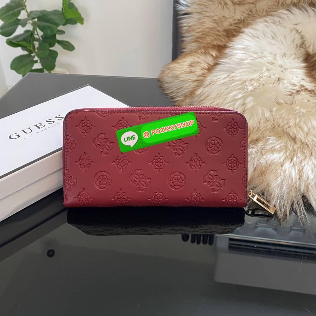 Guess Long Wallet กระเป๋าเงินใบยาวซิปรอบ ด้านหน้ามีโลโก้แบรนด์สีเข้ากระเป๋าสวยสะดุดตา รุ่นนี้มีสายคล้องมือมาให้ เพื่อใช้งานง่ายและสะดวกมากยิ่งขึ้น ด้านในมีช่องใส่ธนบัตร ช่องใส่บัตร และช่องซิปใส่เหรียญค่ะ