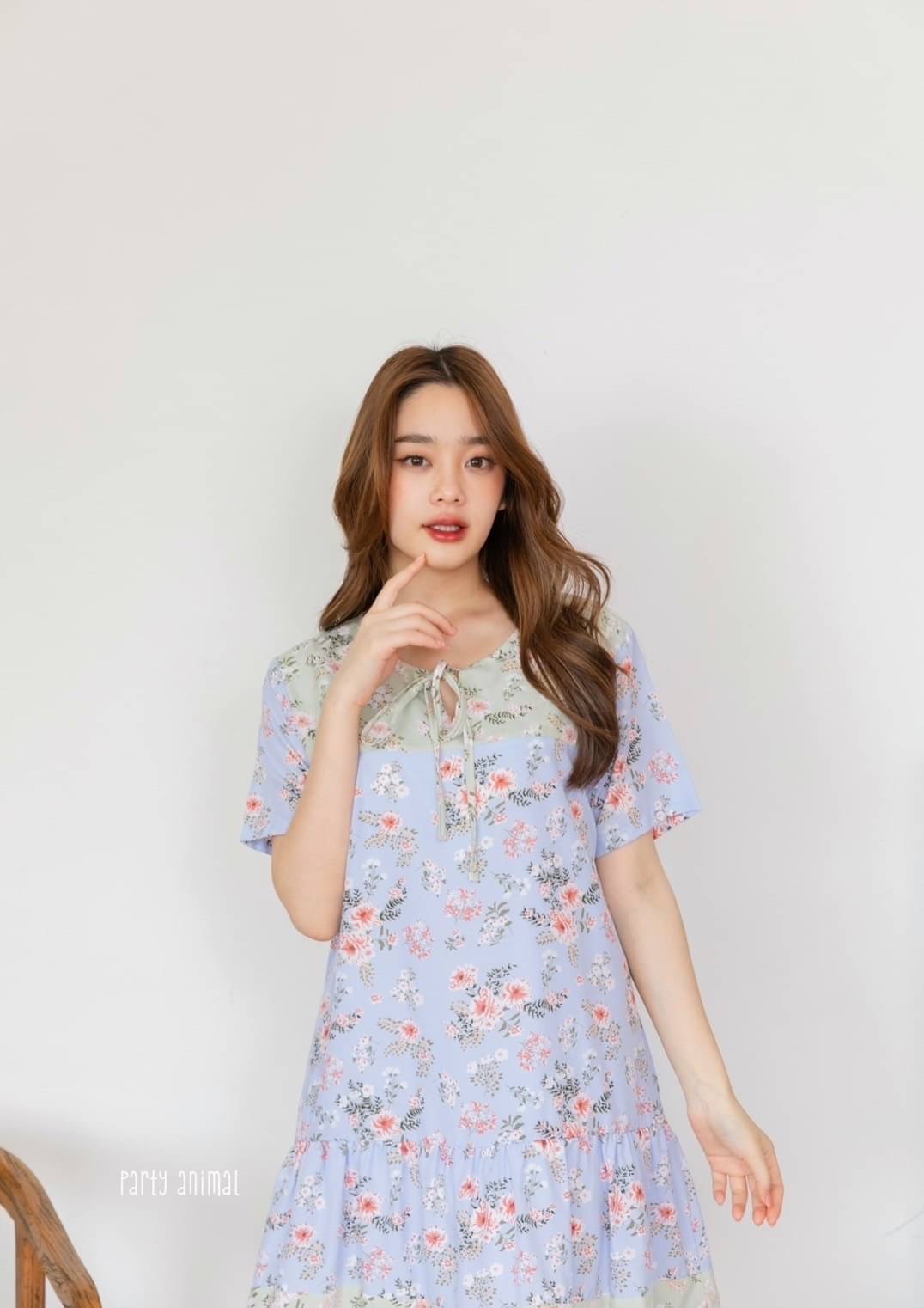 เดรสลายดอกไม้ตัดต่อสลับสีแบบทูโทน ทรงปล่อยต่อชายระบายสองชั้น คอผูกโบว์ได้ เนื้อผ้าไหมญี่ปุ่นพริ้วๆใส่สบาย งานมีซับในตัวค่ะ ซิปหลัง มีกระเป๋าข้างค้า 2สี