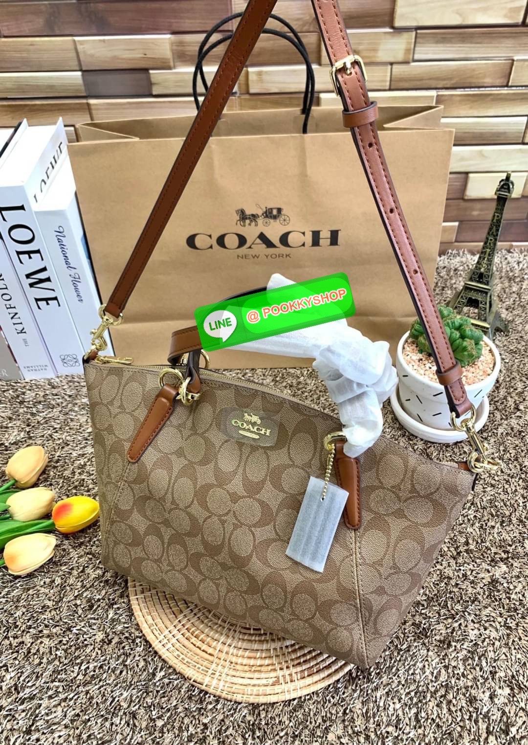COACH 28989 KELSEY IN SIGNATURE CANVAS SHOULDER BAG กลับมาอีกครั้ง คุณภาพเต็ม100 เหมือนเดิม ไม่หักเลยจ้าา กระเป๋าทรงพัด หิ้วหรือสะพายข้างได้ หนังแท้ลายแคนวาส หนังนิ่มมากๆ สัมผัสแล้วคือใช่เลยจ้าา! เปิด-ปิดกระเป๋าแบบซิป ปากกระเป๋ากว้างหยิบจับสัมภาระง่าย ภาย