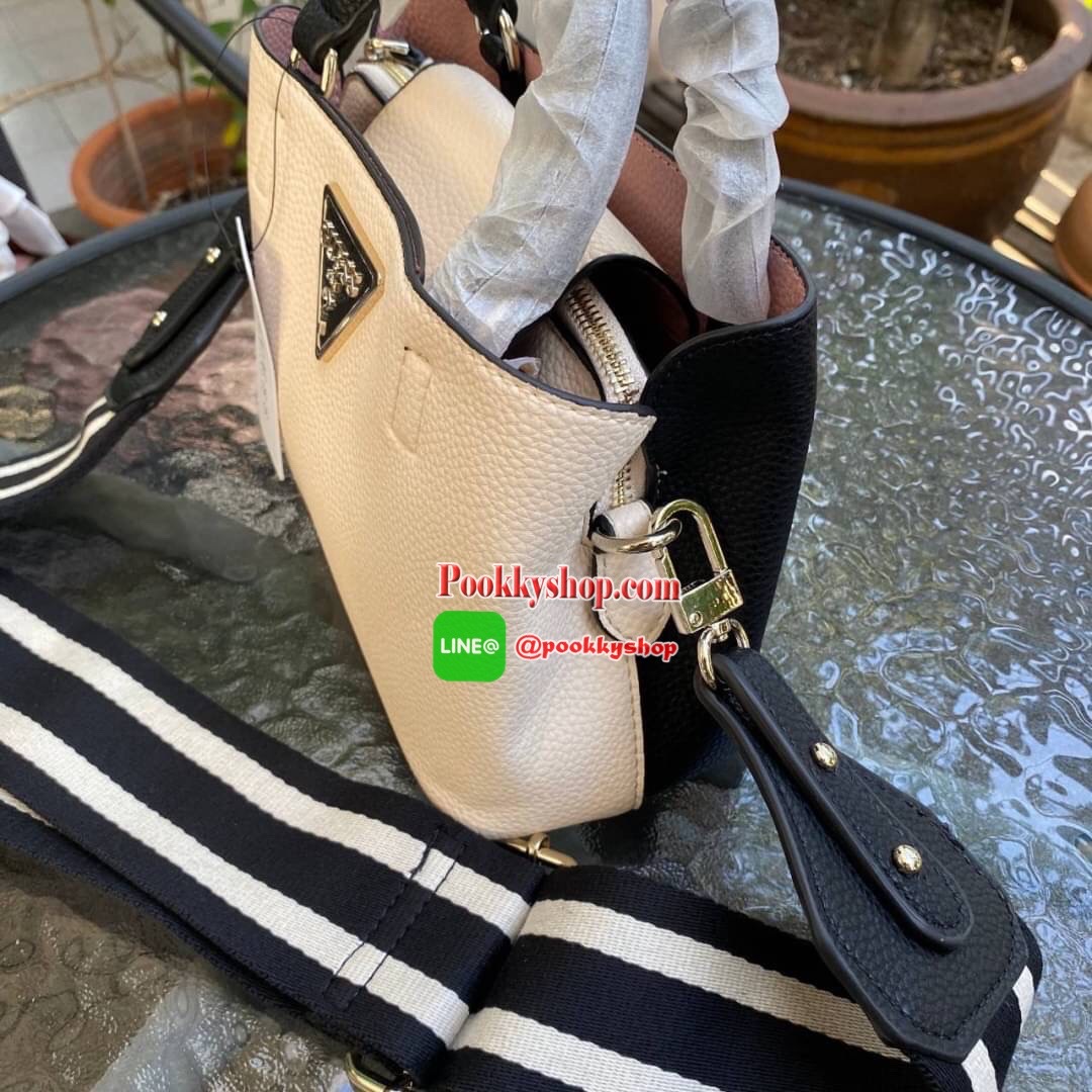 Guess Aretha Mini Satchel กระเป๋าขนาดกระทัดรัด วัสดุทำจากหนัง PU สังเคราะห์นุ่มมือมาก น้ำหนักเบา โลโก้แบรนด์สีทองด้านหน้าดูหรูหรา สายผ้าแคนวาสถอดได้ ด้านในแบ่งเป็นสัดส่วน มีซิป น่ารักมากๆค่ะรุ่นนี้