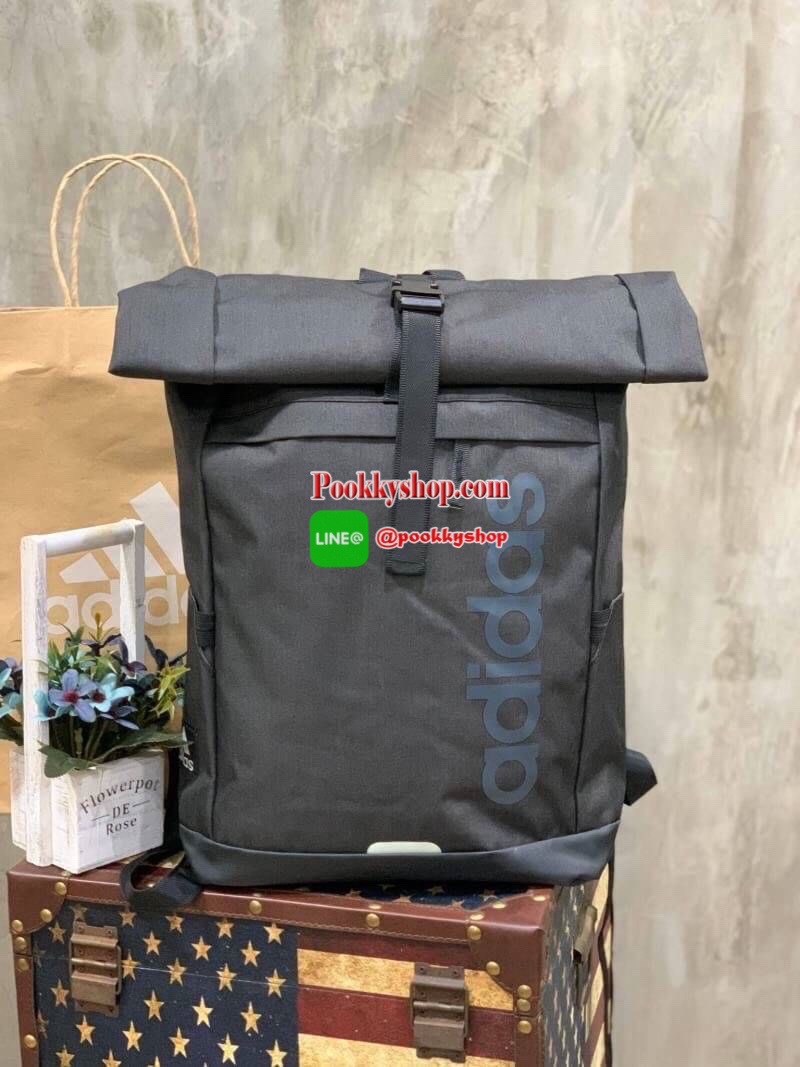 Adidas Top Handle Roll Up Backpack เป้สะพายหลังที่โดดเด่นด้วยดีไซน์ส่วนใส่ของด้านบน และช่องกระเป๋ามากมายเพื่อให้เก็บของได้ไม่ตกหล่น วัสดุโพลีเอสเตอร์ 100% มีตัวล้อคทันสมัยแน่นหนา ภายในมีช่องใส่แล็ปท็อป พร้อมช่องซิปด้านหน้าเป็นช่องเก็บของที่หยิบใช้บ่อย มีท