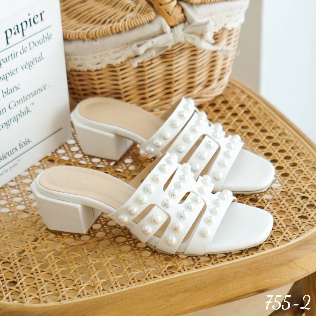 พร้อมส่ง รองเท้าส้นตัน สูง2.5 นิ้ว ตัวส้นเก๋มากเป็นทรงเหลื่ยม แข็งแรง เดินง่าย งานทรงสวม หนังนิ่ม *ตัวมุก ทำจากมุก สีรุ้ง คุณภาพดี* ตอกด้วยมือ ทีละเม็ด อย่างประณีต ใส่แล้วรับรองความหรูหรา และดูแพงมากเว่อร์จ้า