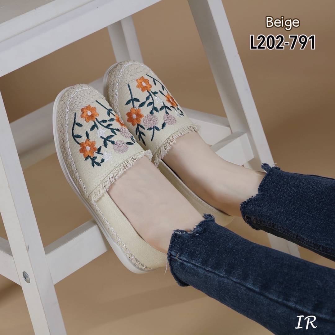 รีพีทแบบขายดี!!! พร้อมส่ง รองเท้าหุ้มส้น ผ้าแคนวาสปักลายดอกไม้น่ารักมากๆ พื้นซอฟนุ่มใส่สบายเท้าไม่กัดส้น การันตีว่าดีมากๆ แนะนำเลยค่า