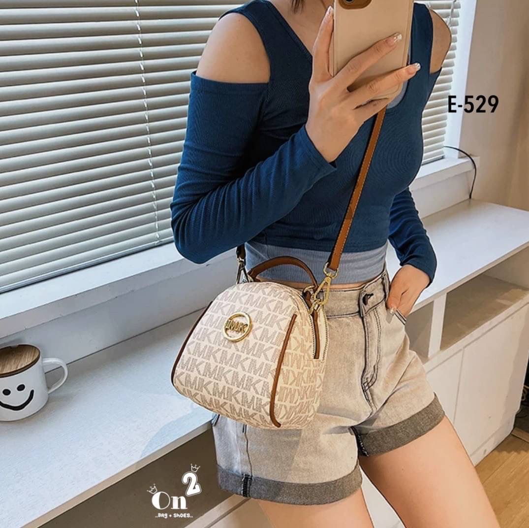 กระเป๋าสะพายแฟชั่นมาใหม่ งานสไตล์แบรนด์ งานซิป ขนาดกำลังดีน่าใช้มากค่ะ พร้อมส่ง 2 สีค่ะ