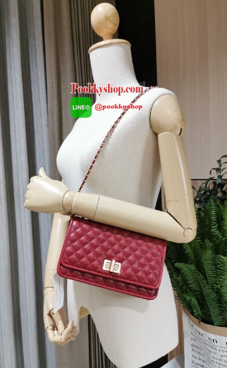 พร้อมส่ง! BEST SELLER! CHARLES & KIETH MINI CLUTCH BAG กระเป๋าสะพายทรงคลัชรุ่นยอดนิยมดีไซน์คลาสสิควัสดุหนังนิ่มลายตารางสวยอยู่ทรงขนาดมินิสไตล์ Chanel เปิดปิดด้วยตัวล๊อคแบบบิดอะไหล่ทอง ด้านหลังประดับโลโก้แบรนด์สวยดูดี มาพร้อมสายสะพายโซ่ร้อยหนัง Crossbody ไ