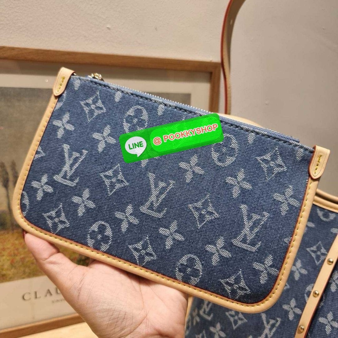 LV CARRYALL DENIM BAG 🔆 Details ใหม่ล่าสุด สไตล์เดนิมสุดชิค รุ่นลิมิเต็ดที่สาวๆตามหา จากเคาน์เตอร์ dutyfree กระเป๋าสะพายไหล่ทรงสวย ดีไซน์เรียบง่ายคลาสสิค หรู ดูผู้ดี รูปทรงใช้งานง่าย มาพร้อมใบลูก ไว้เก็บของจุกจิก ปากกระเป๋ามีสายหนังผูกกันของหล่นได