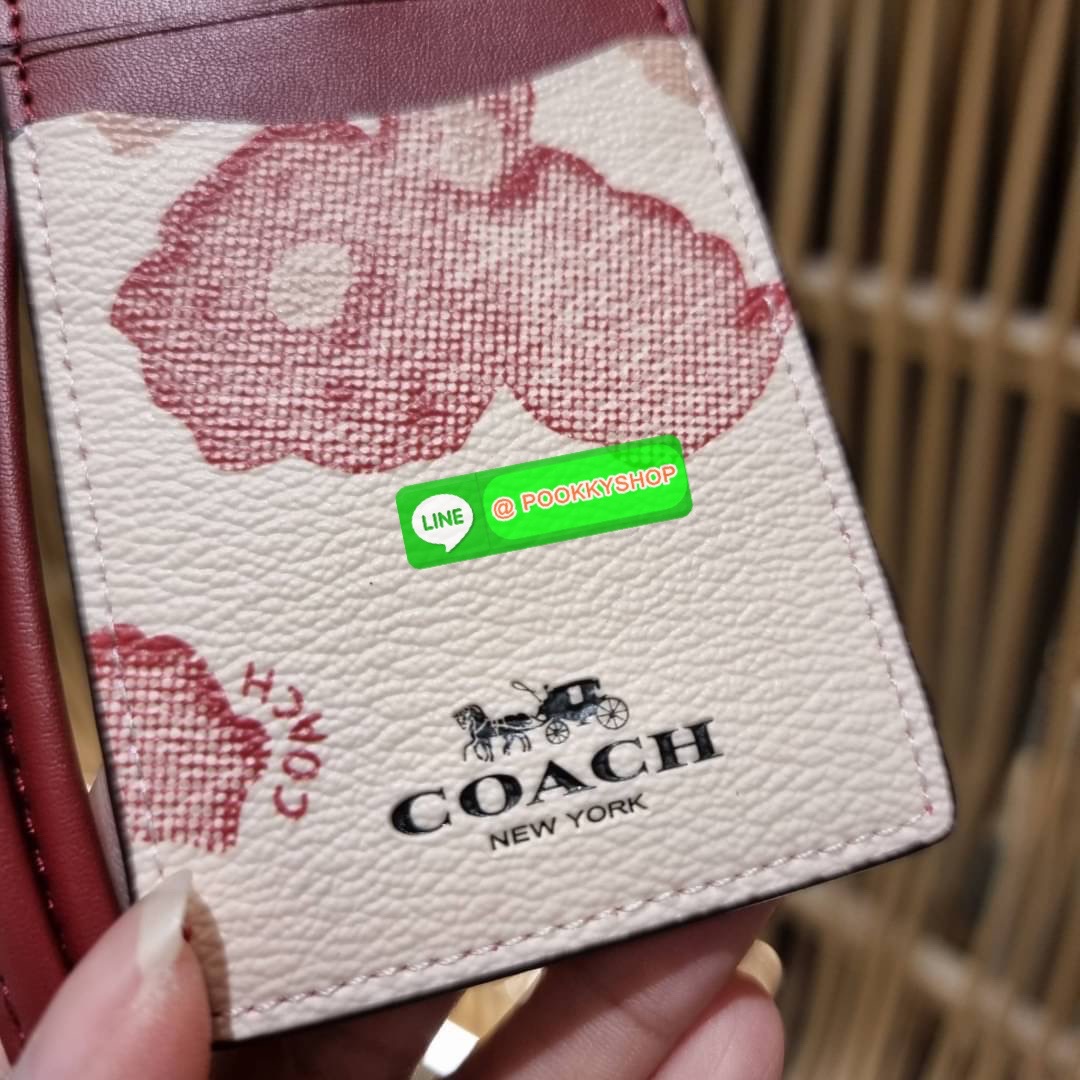 กระเป๋าใส่บัตรคล้องคอ Coach card holder ราคาพิเศษสุดๆ!!! ของหายาก!! ง่ายๆแบบไม่ธรรมดา!! คลาสสิคแต่มีดีเทลโดดเด่น!! กระเป๋าถนอมบัตร พร้อมสายคล้องคอ ดีไซน์ลวดลายสวย ดูดีทุกแบบ ใช้งานง่าย พกพาสะดวก จะใส่บัตรพนักงาน บัตรเครดิต บัตรปชช. ใบขับขี่ และบัตรอื่นๆที