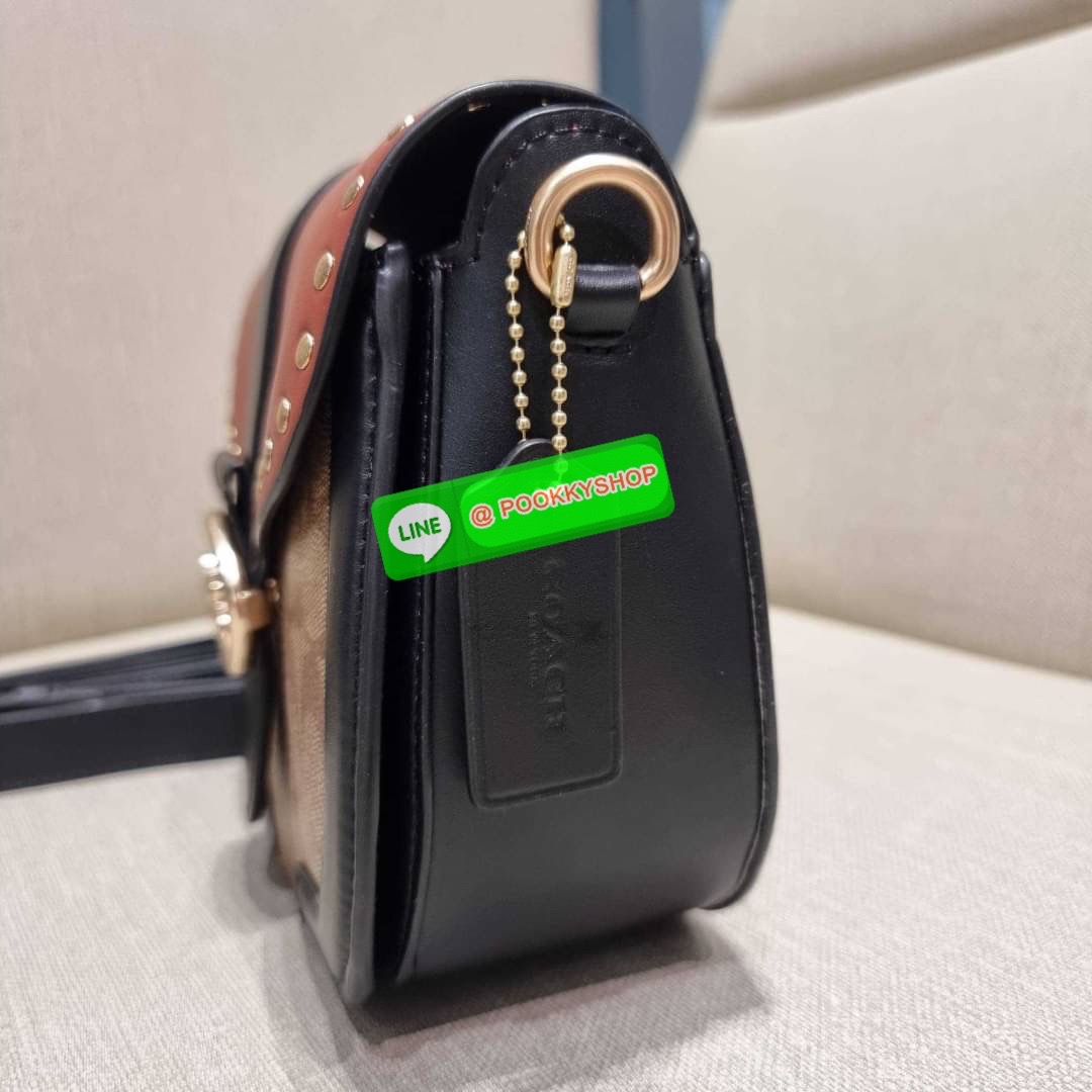 COACH C3593 GEORGIE SADDLE BAG IN COLORBLOCK SIGNATURE CANVAS WITH RIVETS ยกระดับความหรูให้กับตัวเองกันหน่อย ด้วยกระเป๋ารุ่นนี้!! ครอสบอดี้ที่ดีไซน์หรู อัพเลเวล ในราคาที่จับต้องได้ วัสดุหนังแคนวาสเคลือบสลับหนังเรียบ พิเศษไปอีกตกแต่งขอบด้วยหมุด เพิ่มดีเทลก