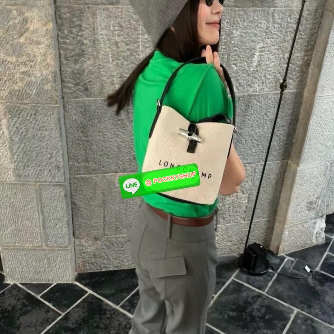 พร้อมส่งที่ไทยอีกครั้ง Longchamp Roseau Bucket Bag S กระเป๋ารุ่นถังไซส์มินิ ที่ขายดีที่สุดในตอนนี้ ตัวกระเป๋าทำจากผ้าแคนวาสเนื้อดี คาดด้วยหนังสีดำ ใบนี้เปิดปิดด้วยตัวคาดยึดด้วยอะไหล่สีเงิน ด้านในใส่ไอแพดมินิ กระเป๋าสตางค์ยาวได้ พร้อมกับหนังรองฐาน สามารถวา
