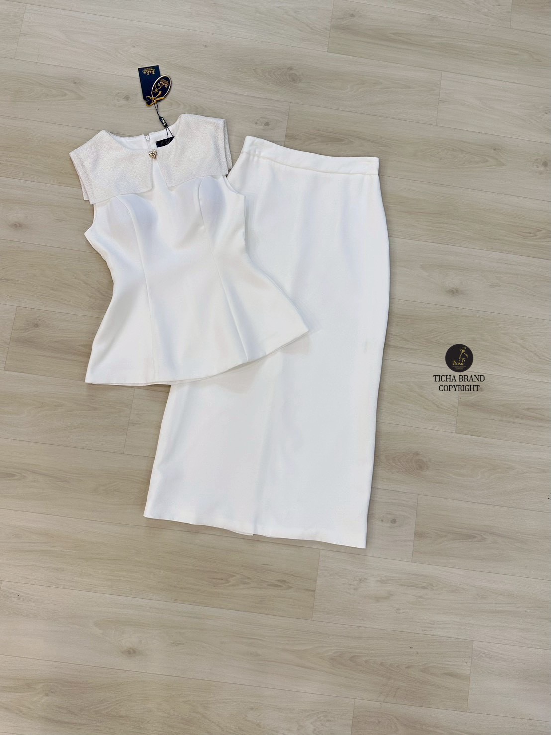 ชุดเซทแฟชั่นSet 2 ชิ้น เสื้อ+ กระโปรงยาว เสื้อแขนกุดสีขาวมีปกเสื้อแบบมีเท็กซ์เจอร์และแต่งอ่ะไหล่สีทอง